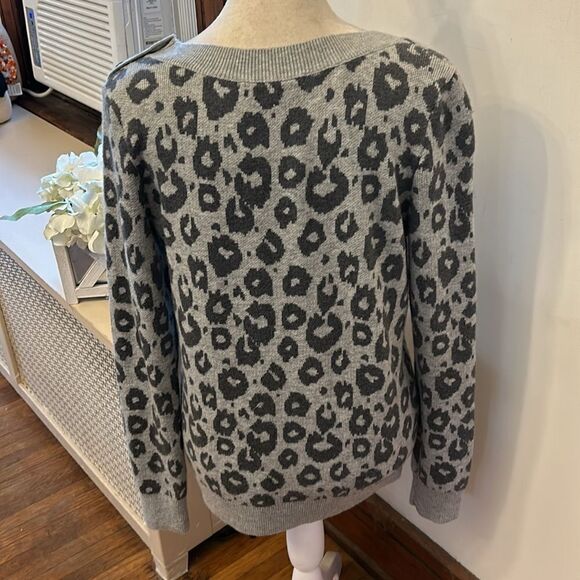 Gap gray leopard print long sleeve crewneck sweater Size M EUC - Picture 5 of 10
